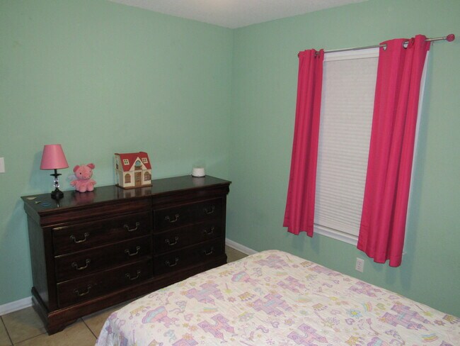 Building Photo - 142 Roanoke Dr