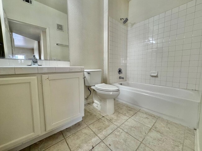Building Photo - **BEAUTIFUL 3 BEDROOM, 2 BATHROOM DOWNSTAI...