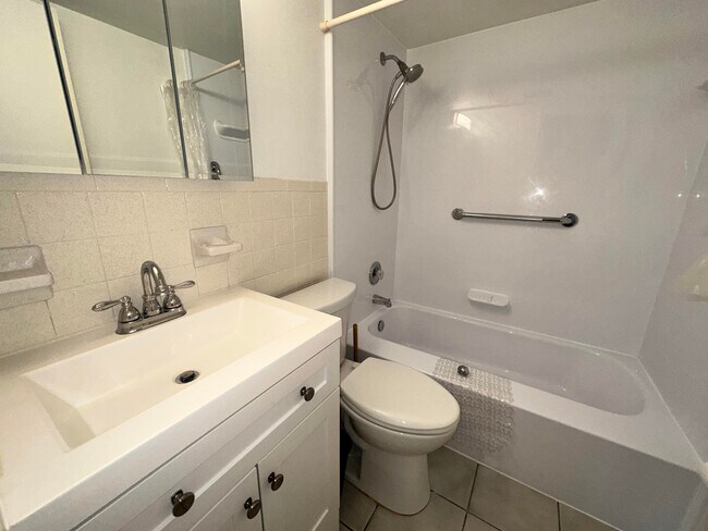 Building Photo - 301 W Ocean Ave