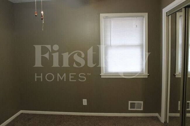 Building Photo - 1343 SW Horizon Dr