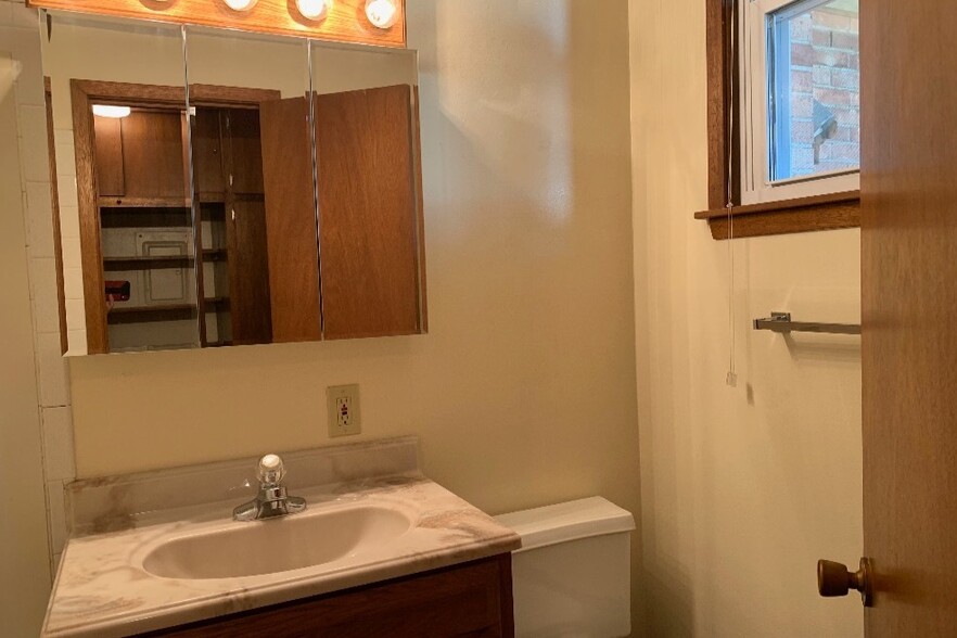 Bathroom - 4713 Ontario St