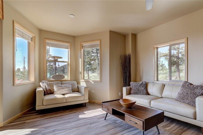 Building Photo - 136 Gail Ln