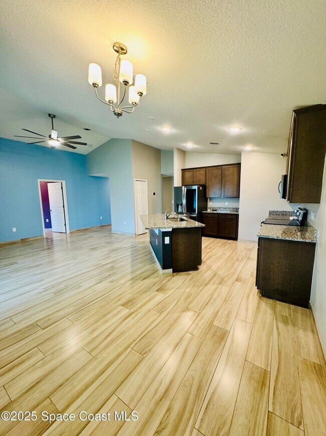 Building Photo - 1066 Dania Cir