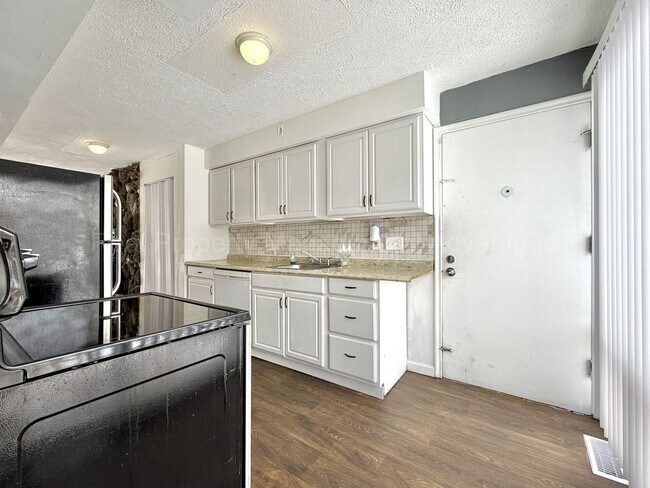 Building Photo - Beautiful Mid-Century 3 Bedroom Steps from Detroit Golf Club!