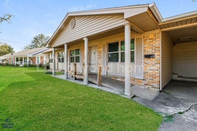 Building Photo - Beautifully updated 4 bed, 1.5 bath home with stunning lakefront views!