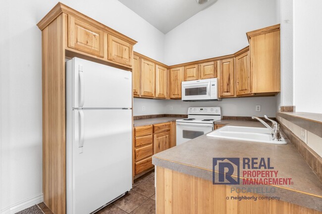 Building Photo - 3 bedroom 2 Bath Townhouse - 1 Car Garage