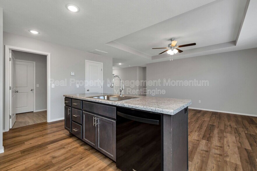 Building Photo - 971 S Genevieve Ave