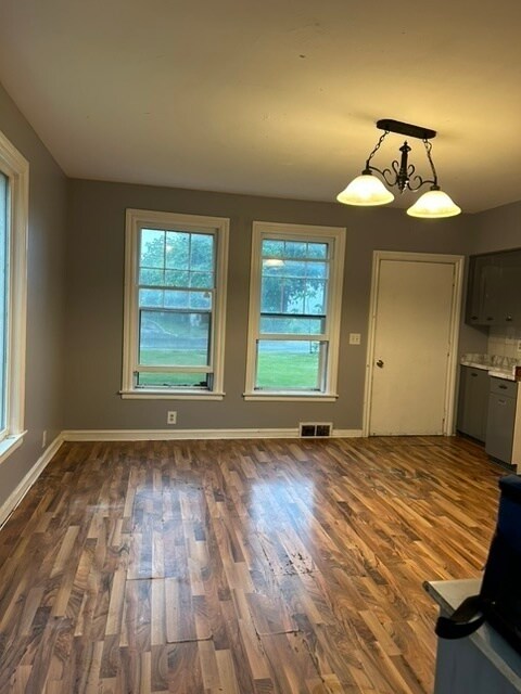 Building Photo - 37256 IL-83