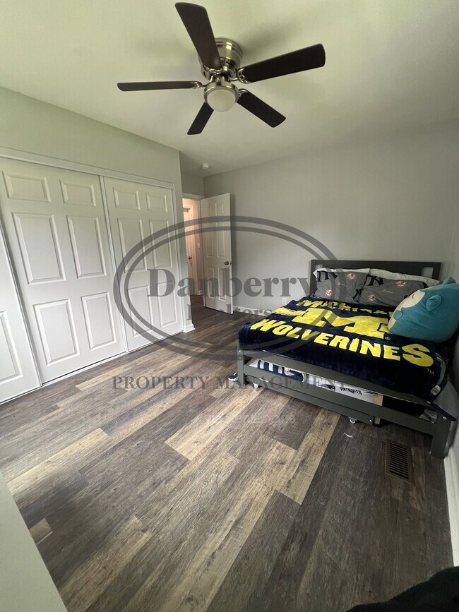 Building Photo - 6051 Graystone Dr