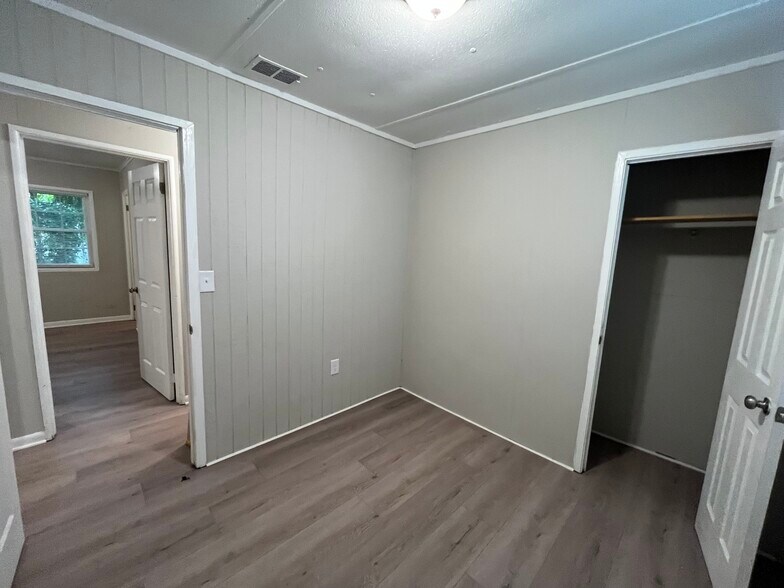 Building Photo - 5901 Leone Dr W