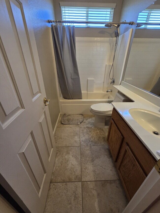 Building Photo - "Spacious 5-Bed home with 4 Baths Home for Rent!