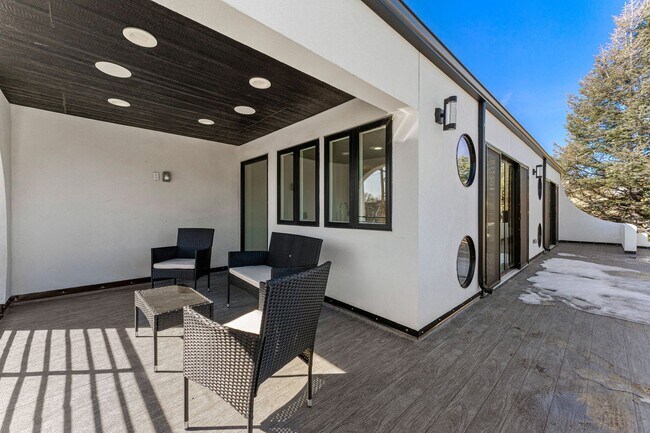 Building Photo - 5 Bed, 5 Bath home in South Park Hill