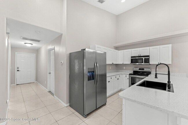 Building Photo - 158 Empress Ave