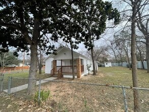 Building Photo - 1105 1/2 Tillery St