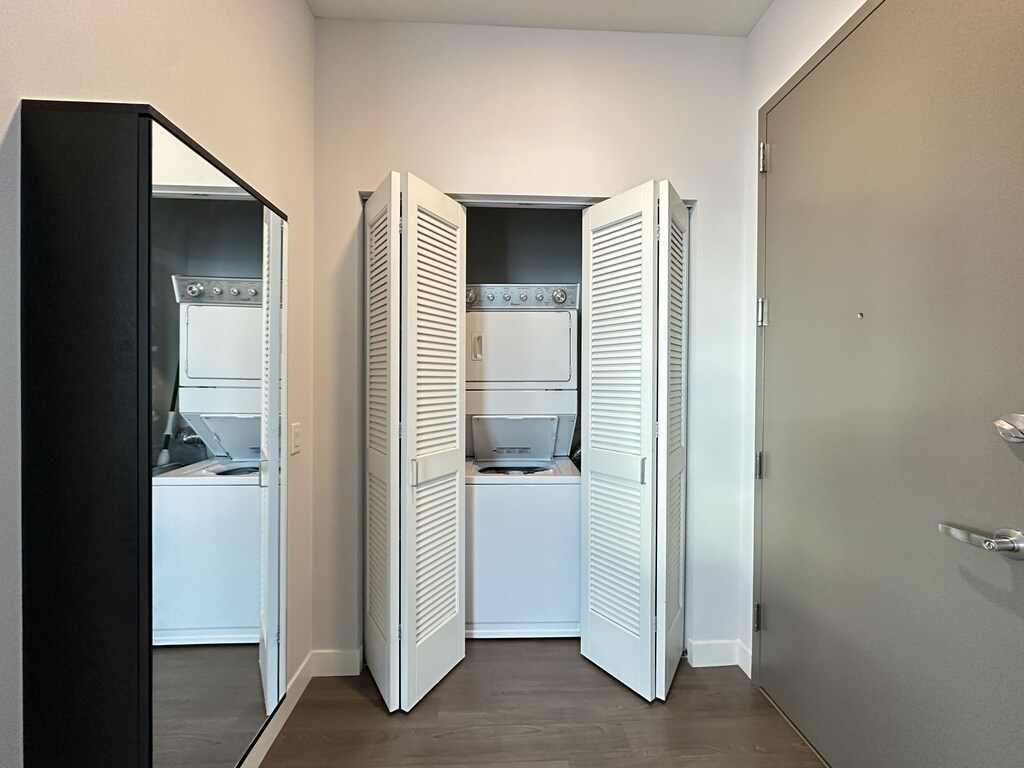 Building Photo - 1000 S Clark St