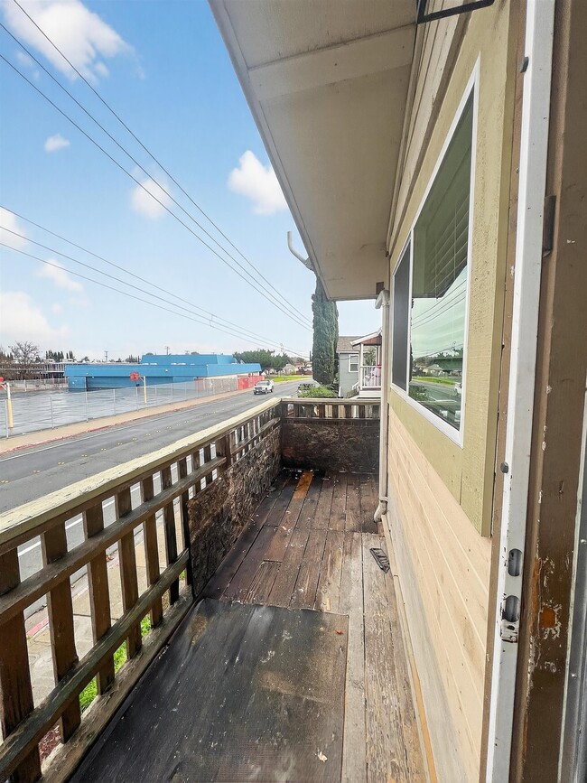 Building Photo - 409 W 18th St