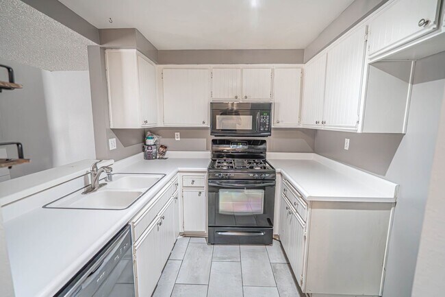 Building Photo - Santa Fe 2 Bedroom Condo for Rent!