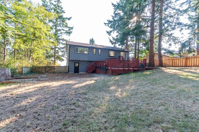 Building Photo - Beautifully Updated 3+ Bedroom Water View ...