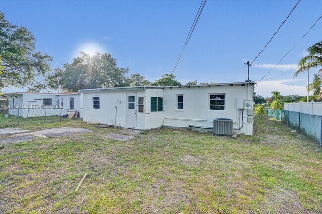 Building Photo - 2100 Service Rd