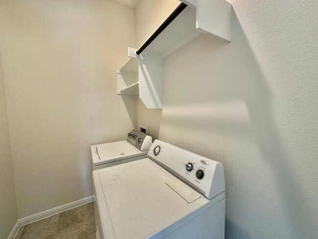 Building Photo - 3 Bed 2 Bath in Kyle Tx