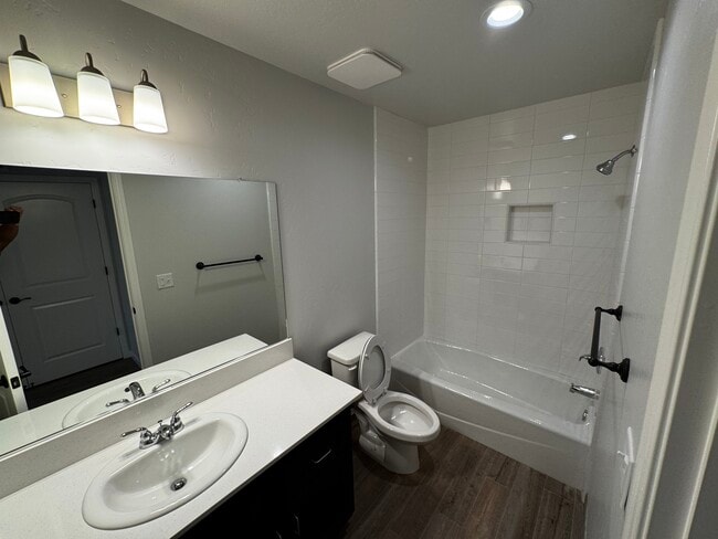 Building Photo - 2426 Oakmont Cir