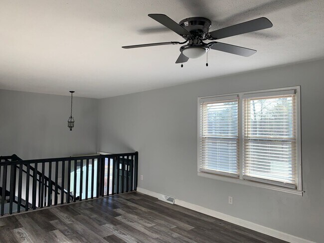 Building Photo - Split Foyer in Campbell County off 460