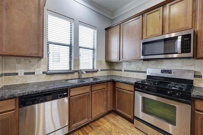 Building Photo - 3245 Maxroy St