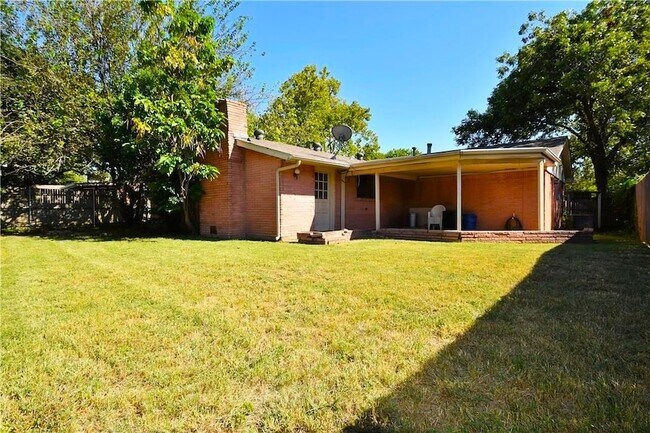 Building Photo - 508 Worcester Way