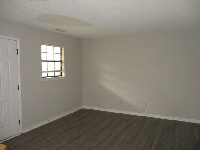 Building Photo - Inviting 2 bedroom duplex apartment in the...
