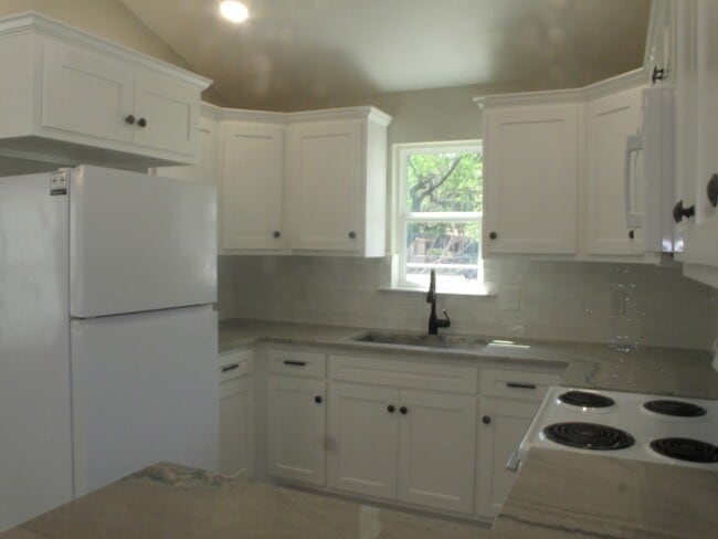 Building Photo - 412 Lucille St