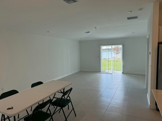 Building Photo - 10468 NW Suncrest Lp