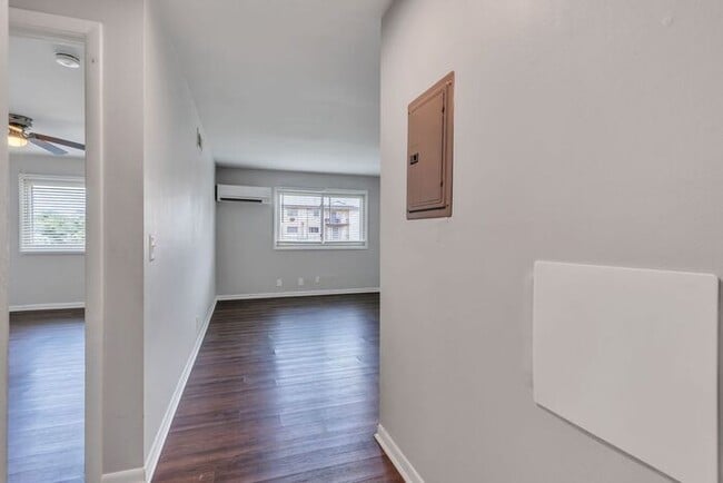 Building Photo - Remodeled 1 Bedroom Apartment!!! Walk to t...