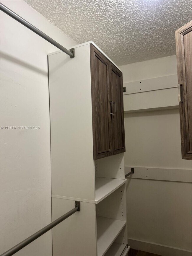 Building Photo - 227 SW 11th Ave