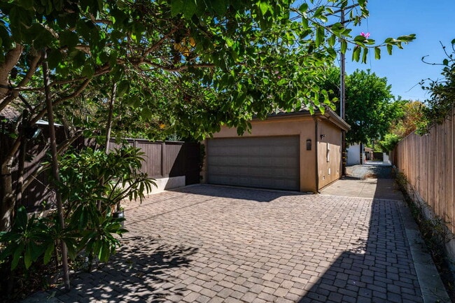 Building Photo - Sophisticated Mediterranean Villa in Newpo...