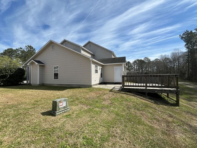 Building Photo - End Unit Townhouse, 3 Bed, 3 Bath