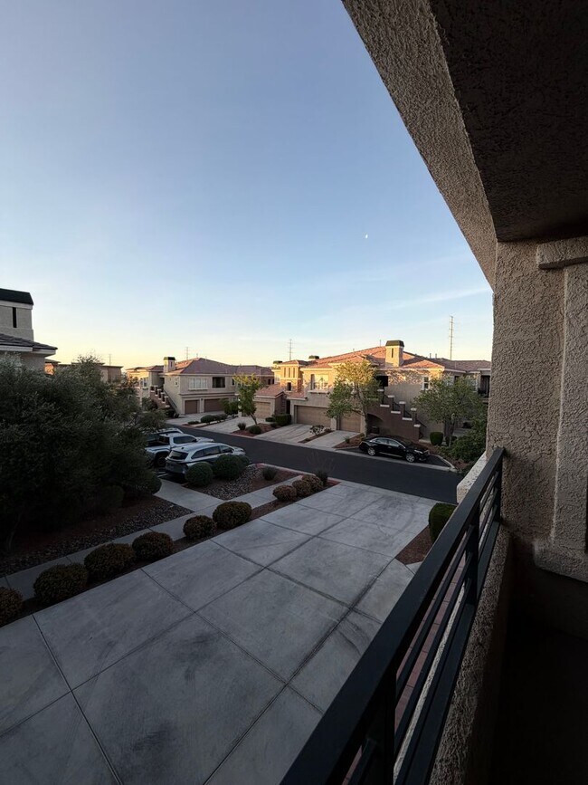 Building Photo - GREAT SUMMERLIN CONDO IN GATED COMMUNITY!!
