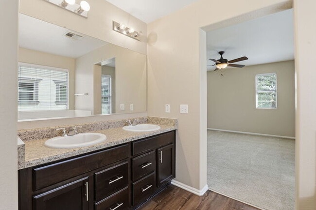 Building Photo - 981 S Deerfield Ln