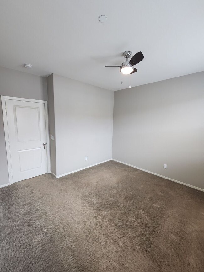 Building Photo - Gorgeous two bedroom home with 2.5 bathroo...