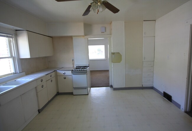 Building Photo - 3 Bed/1 Bath House, super close to BYU cam...