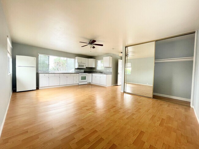 Building Photo - Spacious Studio near Carlsbad Village!