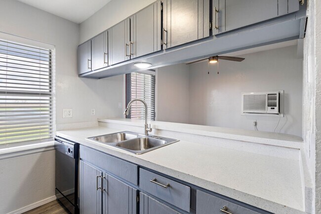 Building Photo - Renovated 1bed/1bath Apartment Home