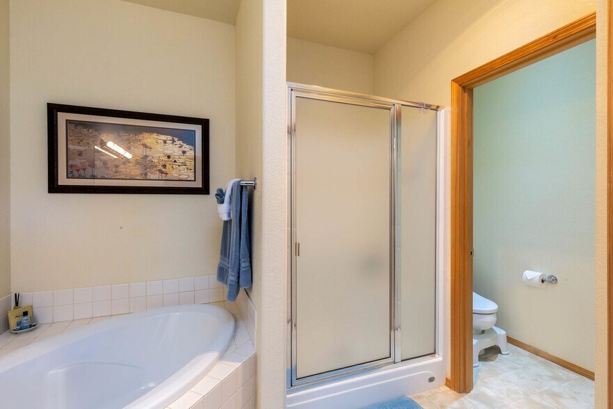 Building Photo - 951 Golden Pheasant Dr