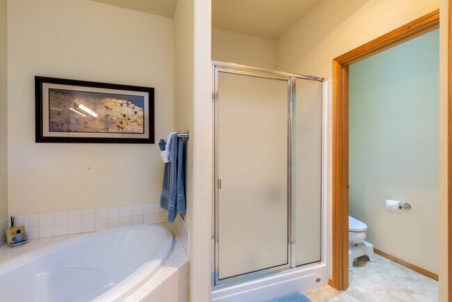 Building Photo - 951 Golden Pheasant Dr