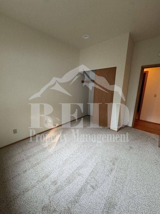 Building Photo - 979 NW Calypso Cir