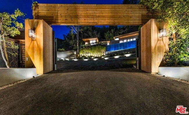 Building Photo - 727 N Beverly Glen Blvd