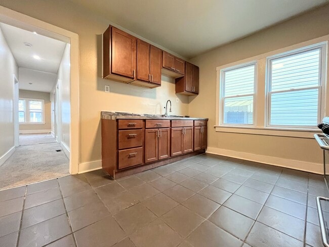 Building Photo - 501 Plymouth Ave