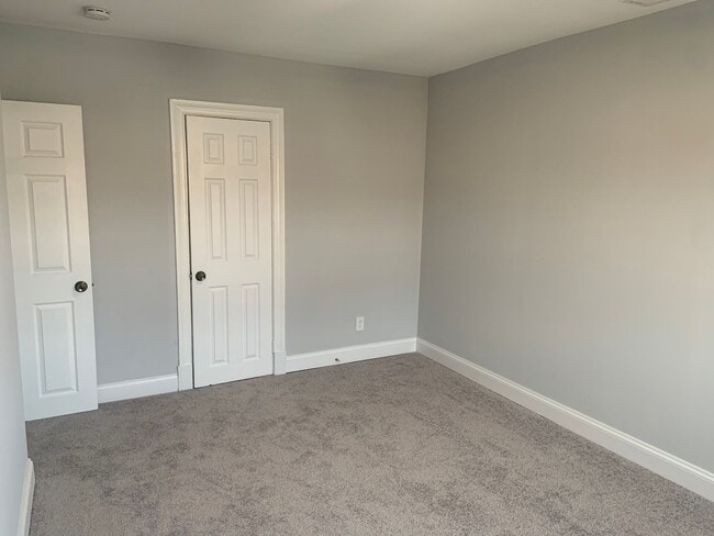 Building Photo - West Baltimore 4 Bedroom 1.5 Bathroom Town...
