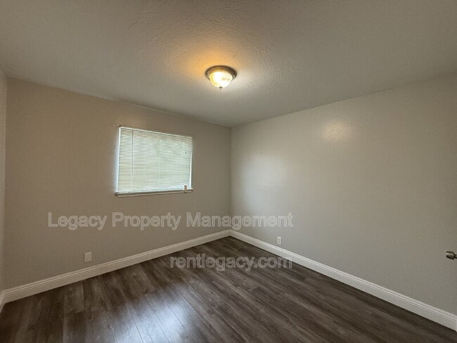 Building Photo - 2013 Edison Ave