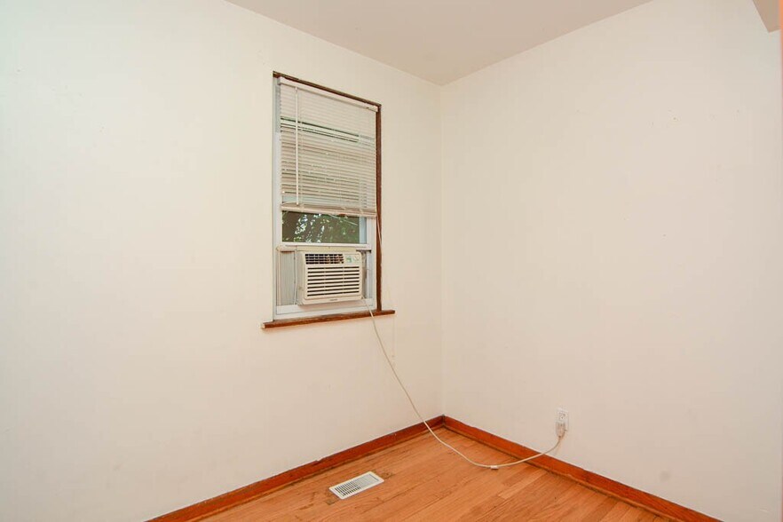 Building Photo - 2622 N Marshfield Ave