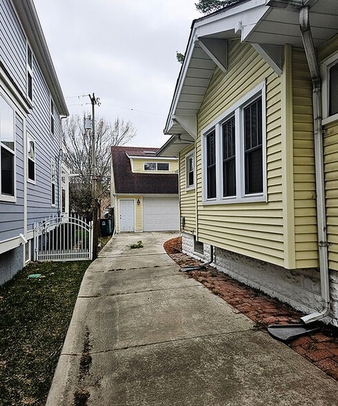 Building Photo - 1208 Emmons Ave